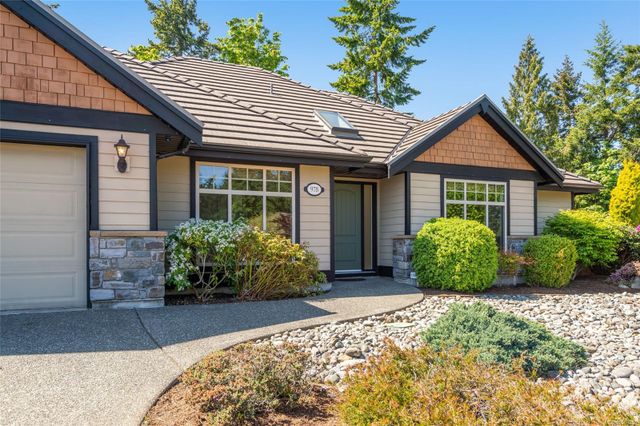 Front Entrance Exterior View at 978 Cantebury Place, Qualicum Beach, Parksville/Qualicum