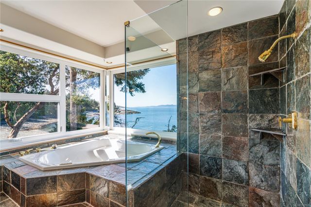 Bathtub and Shower at 1555 Seacrest Road, Nanoose, Parksville/Qualicum Bathtub and Shower at 1555 Seacrest Road, Nanoose, Parksville/Qualicum