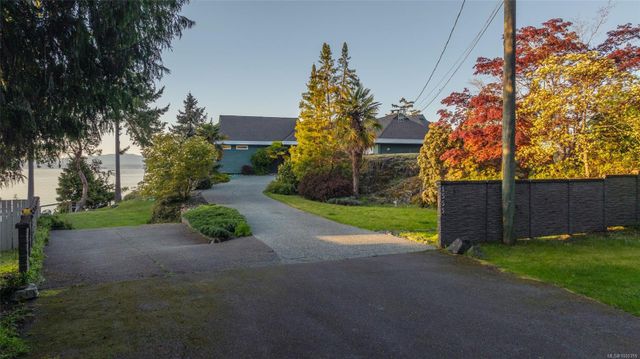 Driveway at 1555 Seacrest Road, Nanoose, Parksville/Qualicum Driveway at 1555 Seacrest Road, Nanoose, Parksville/Qualicum