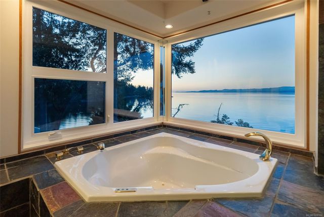 Bathtub at 1555 Seacrest Road, Nanoose, Parksville/Qualicum Bathtub at 1555 Seacrest Road, Nanoose, Parksville/Qualicum
