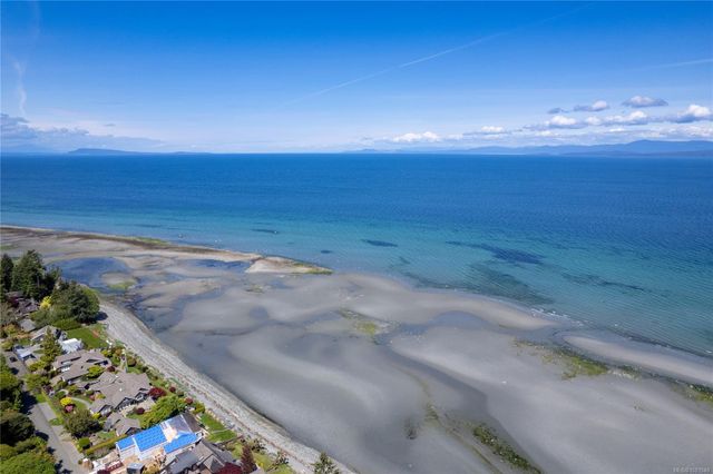 Qualicum Beach Aerial View at 476 Dogleg Close, Qualicum Beach, Parksville/Qualicum