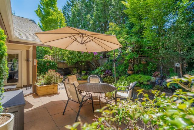 885-berwick-qualicum-beach-parksvillequalicum-02 at 18 - 885 S Berwick Road, Qualicum Beach, Parksville/Qualicum