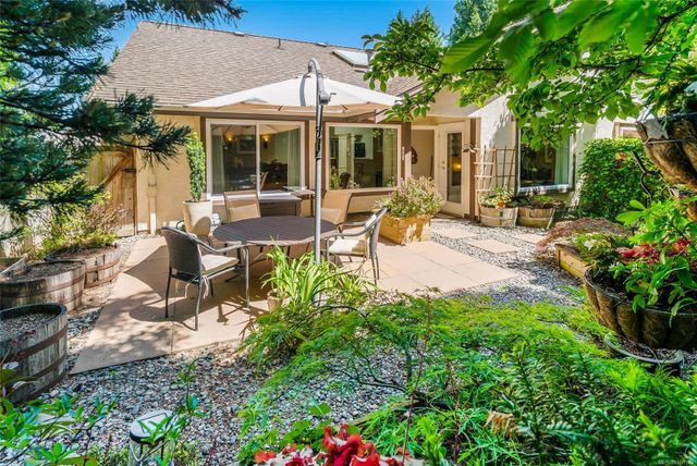 885-berwick-qualicum-beach-parksvillequalicum-03 at 18 - 885 S Berwick Road, Qualicum Beach, Parksville/Qualicum