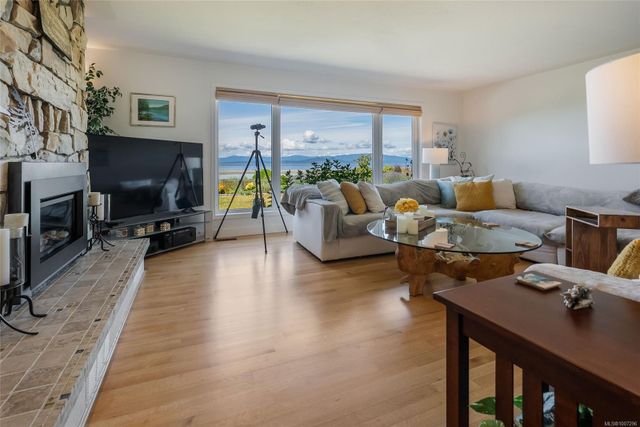 Living ARea at 1489 Admiral Tryon Boulevard, French Creek, Parksville/Qualicum