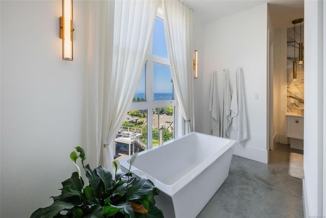 Bathtub at 2080 Rolston Place, Nanoose, Parksville/Qualicum Bathtub at 2080 Rolston Place, Nanoose, Parksville/Qualicum