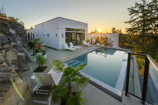 Pool and Outdoor Entertaining Areas at 2080 Rolston Place, Nanoose, Parksville/Qualicum