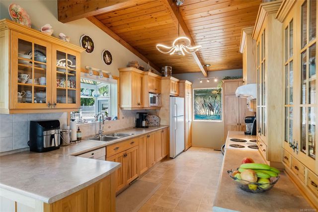 Kitchen at 1558 Haida Way, Nanoose, Parksville/Qualicum