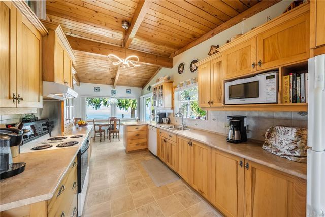 Kitchen at 1558 Haida Way, Nanoose, Parksville/Qualicum