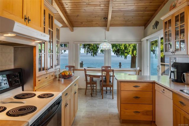 Kitchen and Eating Area at 1558 Haida Way, Nanoose, Parksville/Qualicum