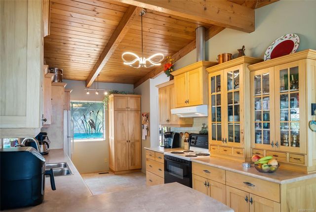 Kitchen at 1558 Haida Way, Nanoose, Parksville/Qualicum