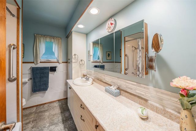 Bathroom at 1558 Haida Way, Nanoose, Parksville/Qualicum