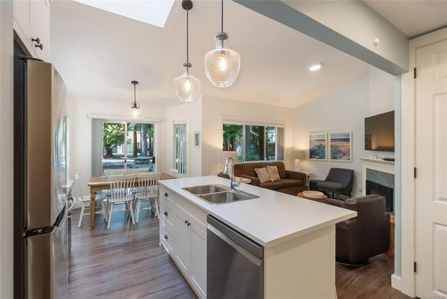 Kitchen with Island at 17 - 1135 Resort Drive, Parksville, Parksville/Qualicum