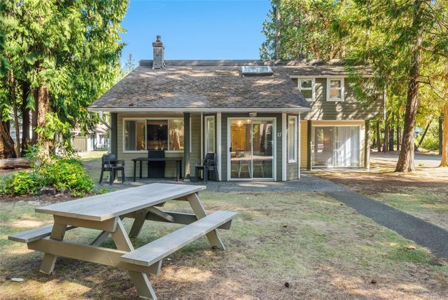 Spacious Yard at 17 - 1135 Resort Drive, Parksville, Parksville/Qualicum