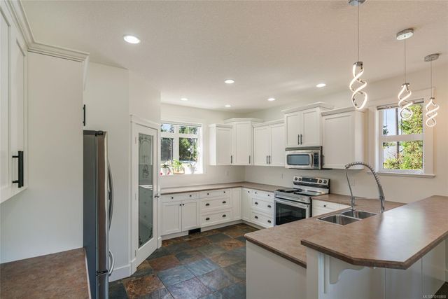 Modern Kitchen at 1075 Cinnamon Sedge Way, Nanoose, Parksville/Qualicum Modern Kitchen at 1075 Cinnamon Sedge Way, Nanoose, Parksville/Qualicum