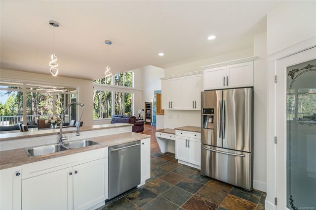 Light and Bright Kitchen at 1075 Cinnamon Sedge Way, Nanoose, Parksville/Qualicum Light and Bright Kitchen at 1075 Cinnamon Sedge Way, Nanoose, Parksville/Qualicum