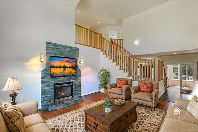 Fireplace and High Ceilings at 1075 Cinnamon Sedge Way, Nanoose, Parksville/Qualicum Fireplace and High Ceilings at 1075 Cinnamon Sedge Way, Nanoose, Parksville/Qualicum