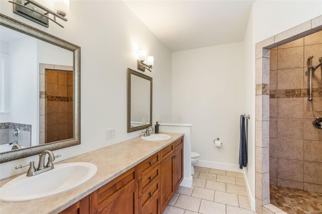 Large Bathroom at 1075 Cinnamon Sedge Way, Nanoose, Parksville/Qualicum Large Bathroom at 1075 Cinnamon Sedge Way, Nanoose, Parksville/Qualicum