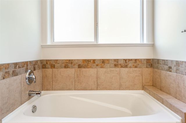 Bathtub at 1075 Cinnamon Sedge Way, Nanoose, Parksville/Qualicum Bathtub at 1075 Cinnamon Sedge Way, Nanoose, Parksville/Qualicum