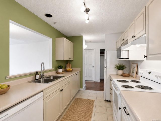 571-bradley-central-nanaimo-nanaimo-10 at 9 - 571 Bradley Street, Central Nanaimo, Nanaimo