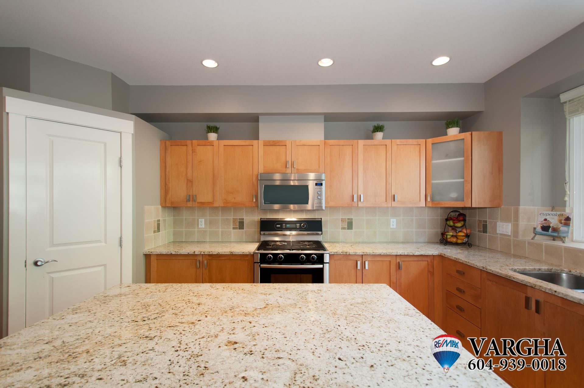 Kitchen wth lots of cupboard