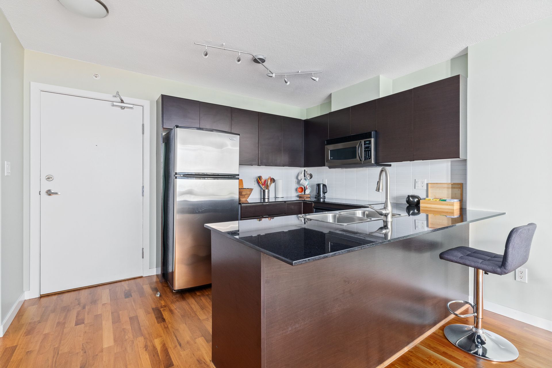 1103-4118-dawson-st-burnaby-vargha-akhtarkhavari-360hometours-07s