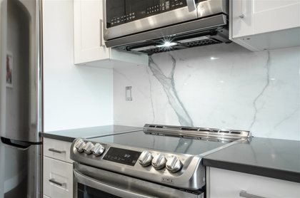Stove at 301 - 143 E 19th, Central Lonsdale, North Vancouver Stove at 301 - 143 E 19th, Central Lonsdale, North Vancouver