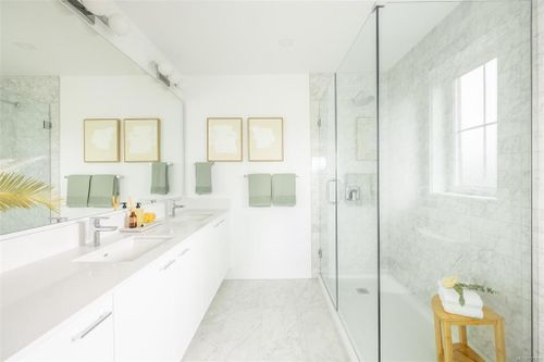 Ensuite at 3421 Harriet Road, Saanich West