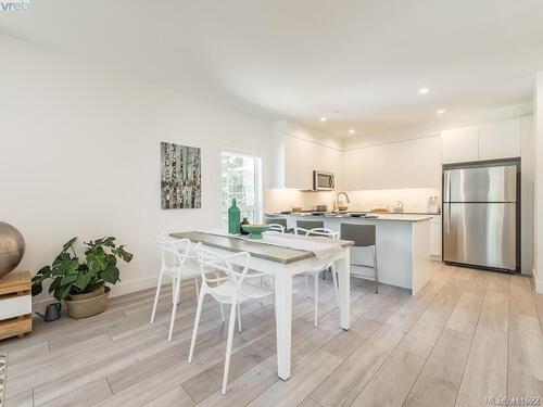 Dining at 991 Mckenzie Avenue, Lake Hill, Saanich East
