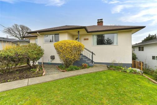 2819 Adelaide Avenue, Saanich West photo number 2