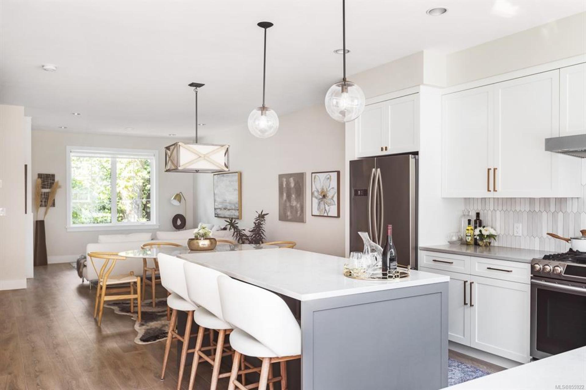 14 - 1810 Kings Road, Camosun, Saanich East photo 1