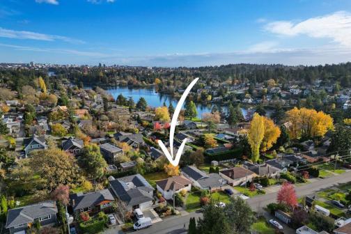 2819 Adelaide Avenue, Saanich West photo number 2