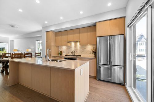 19451-sutton-avenue-south-meadows-pitt-meadows-04 at 