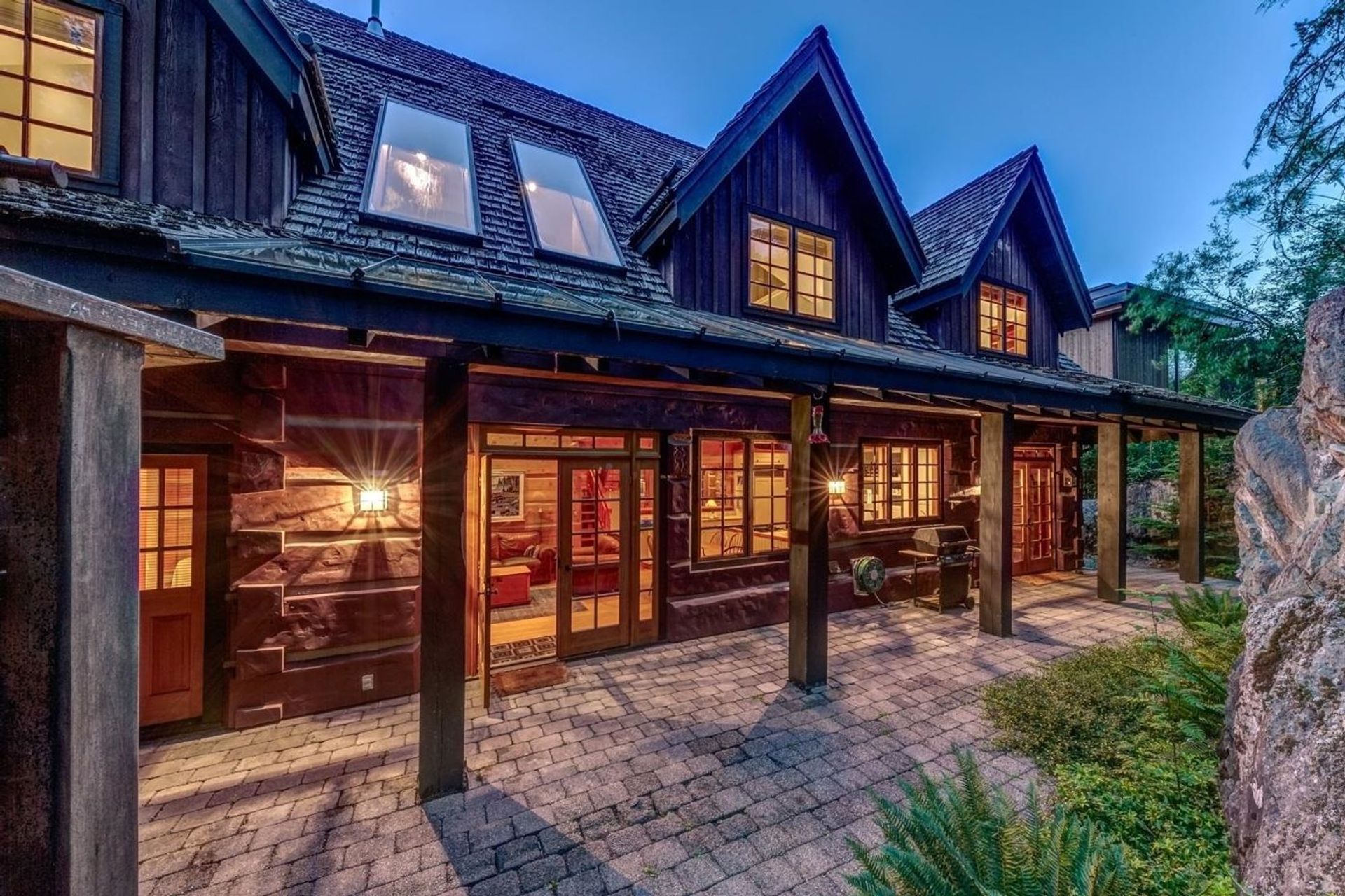 3561-falcon-crescent-blueberry-hill-whistler-03