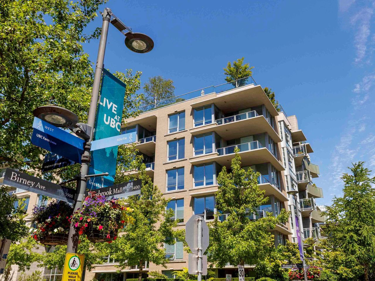 3382-wesbrook-mall-university-vw-vancouver-west-02.jpg