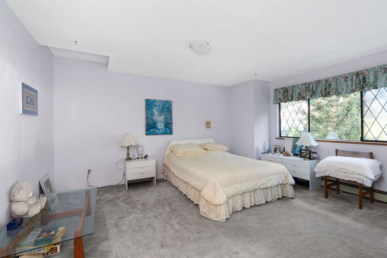 5419-molina-crescent-canyon-heights-nv-north-vancouver-26.jpg