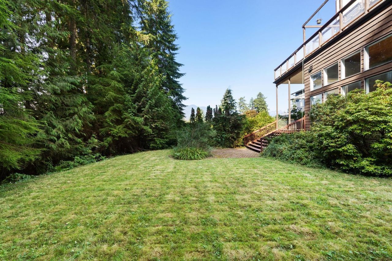 5419-molina-crescent-canyon-heights-nv-north-vancouver-40.jpg