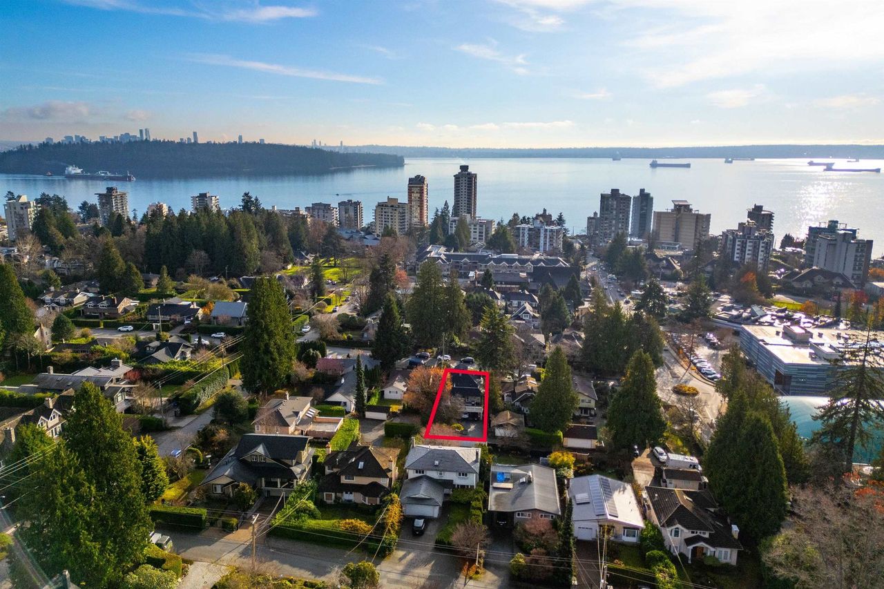 2047-fulton-avenue-ambleside-west-vancouver-02.jpg