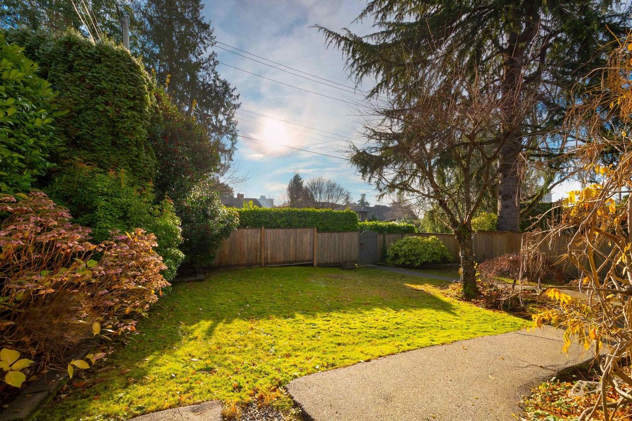 2047-fulton-avenue-ambleside-west-vancouver-36.jpg