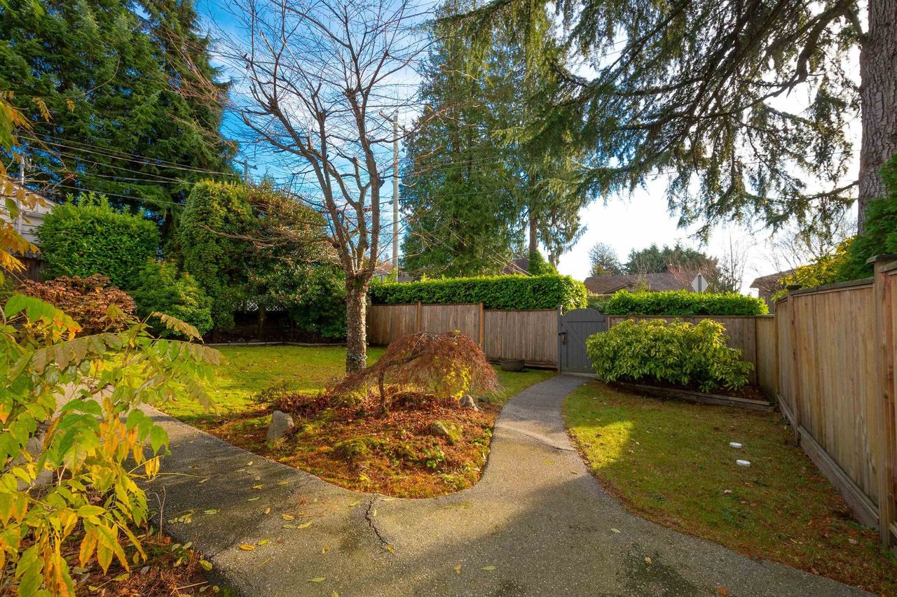 2047-fulton-avenue-ambleside-west-vancouver-37.jpg