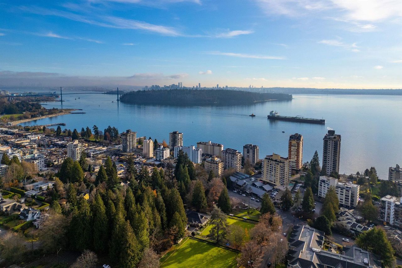 2047-fulton-avenue-ambleside-west-vancouver-39.jpg