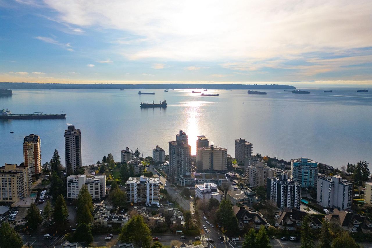 2047-fulton-avenue-ambleside-west-vancouver-40.jpg