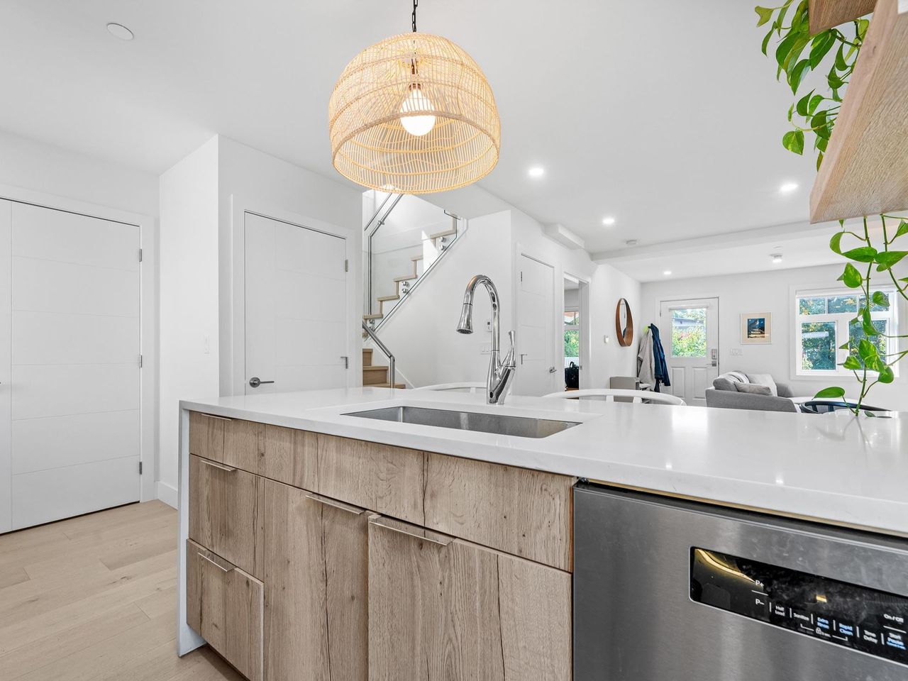 1-371-e-16th-avenue-mount-pleasant-ve-vancouver-east-21.jpg