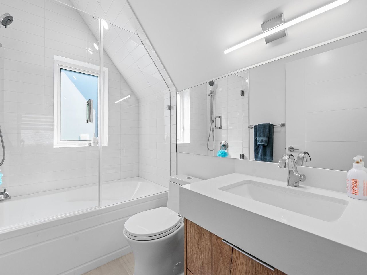 1-371-e-16th-avenue-mount-pleasant-ve-vancouver-east-38.jpg