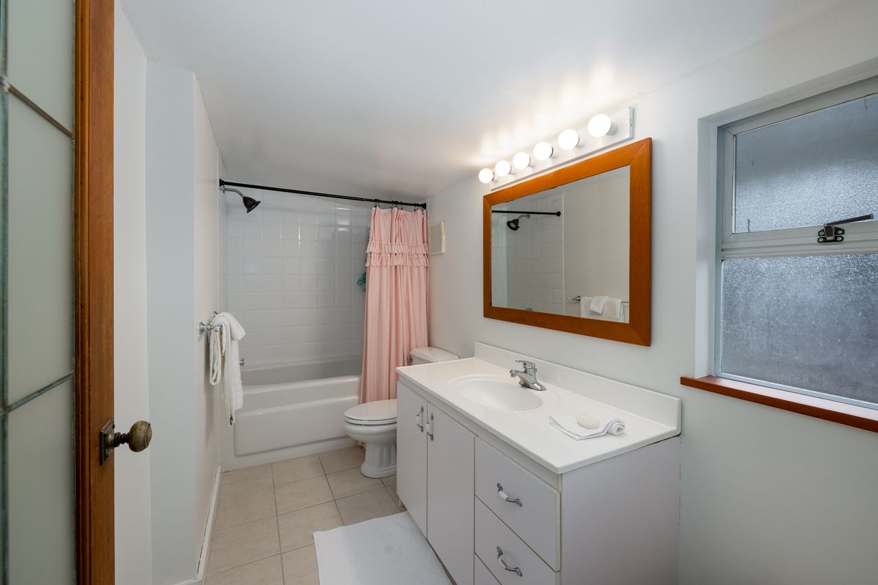 4520-capilano-rd-8648.jpg