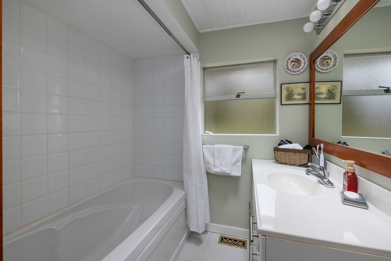 4520-capilano-rd-8658.jpg