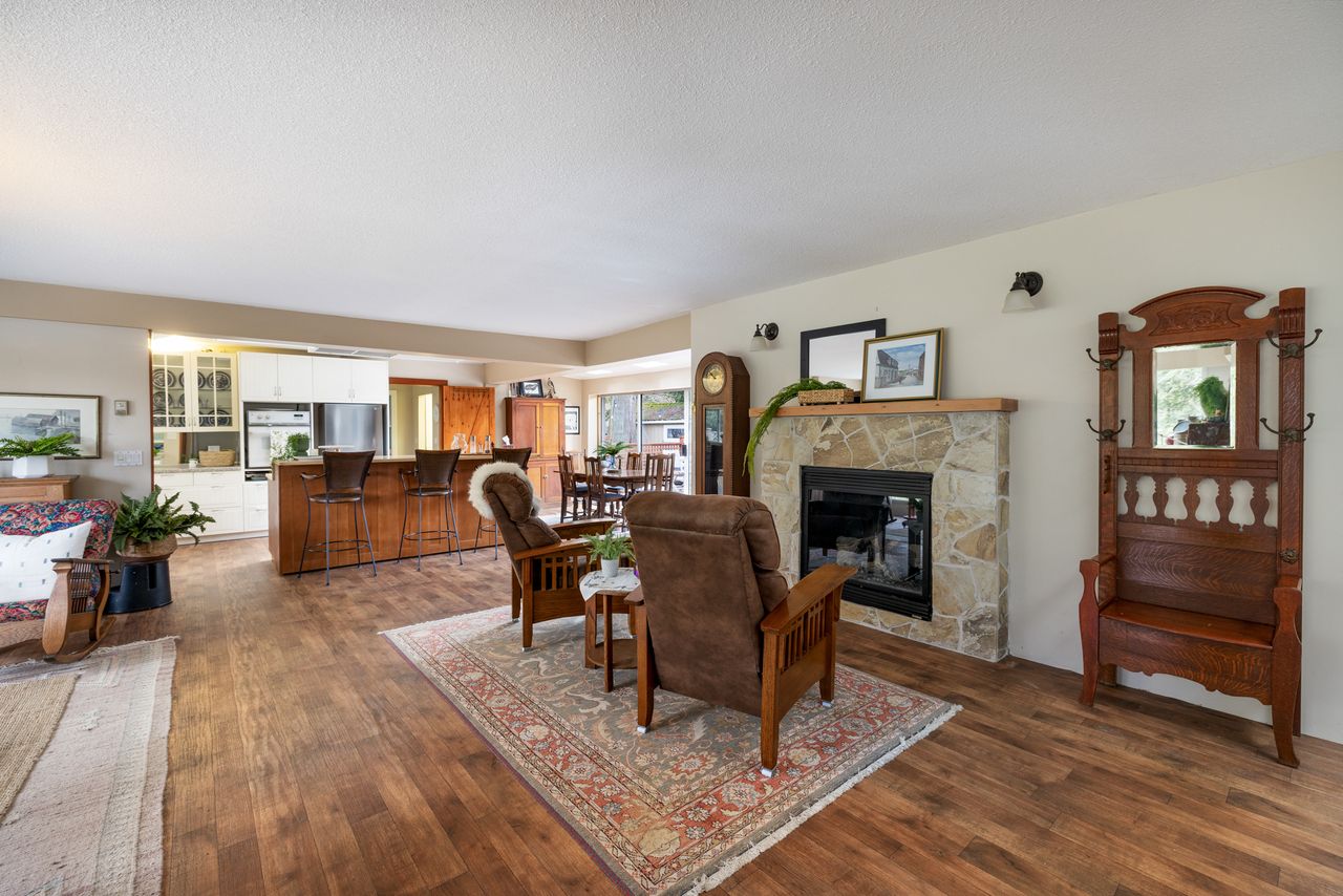 4520-capilano-rd-8700.jpg