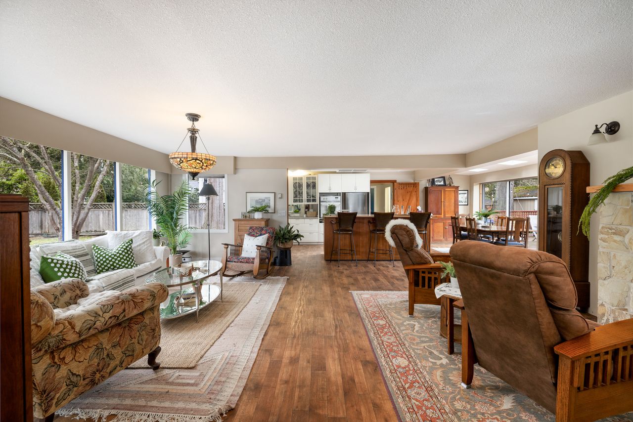 4520-capilano-rd-8705.jpg