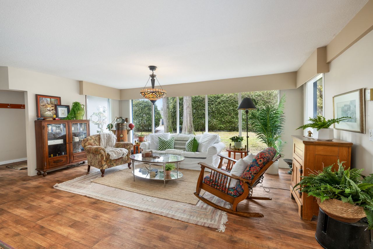 4520-capilano-rd-8742.jpg