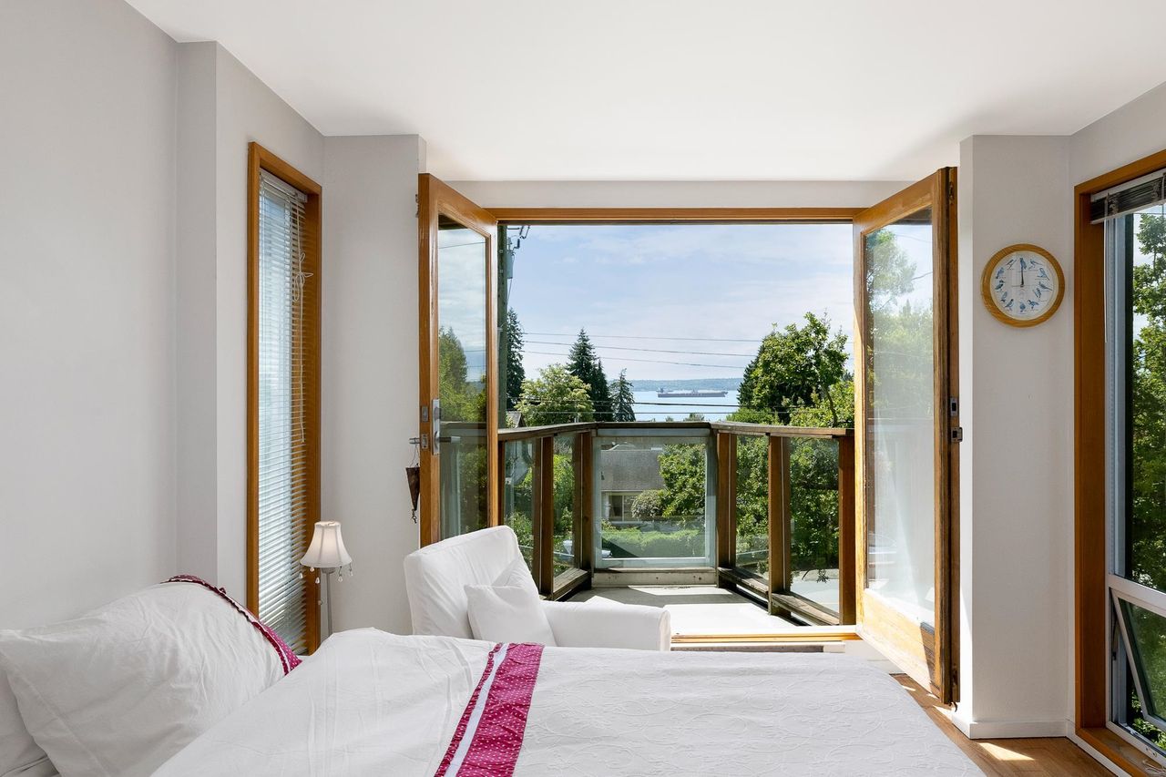 2433-mathers-avenue-dundarave-west-vancouver-20.jpg