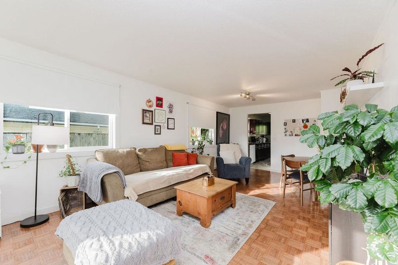 765-cascade-crescent-gibsons-area-sunshine-coast-06.jpg